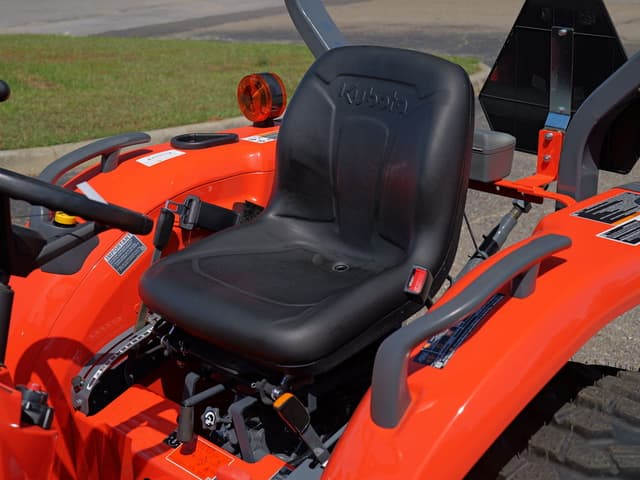 Image of Kubota L3302 equipment image 3