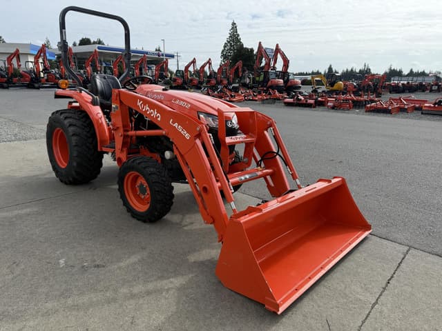 Image of Kubota L3302HST equipment image 3