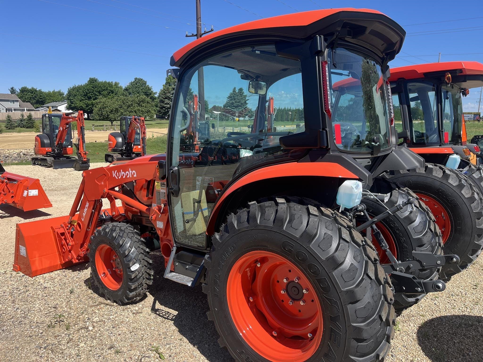 2026 Kubota L4270DLX Equipment Image0