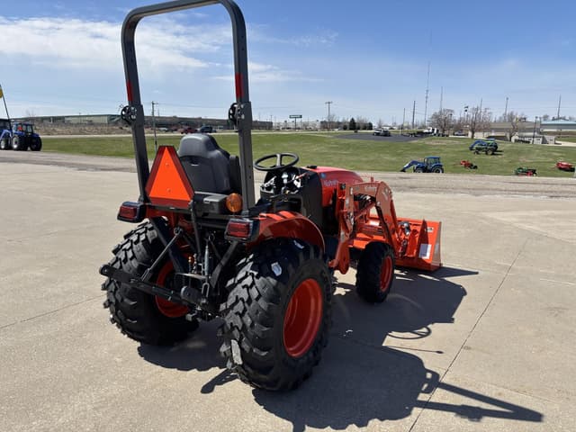 Image of Kubota LX2620HSD equipment image 4