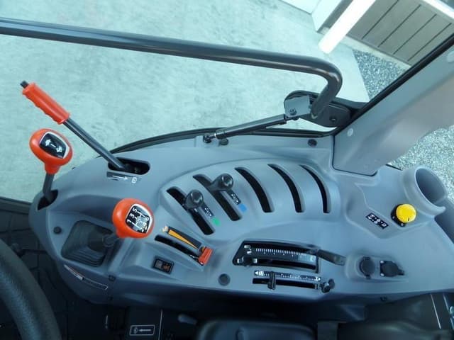 Image of Kubota M5N-091HDC24 equipment image 2