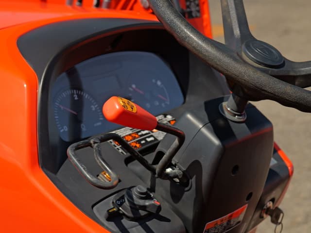 Image of Kubota M7060 equipment image 3