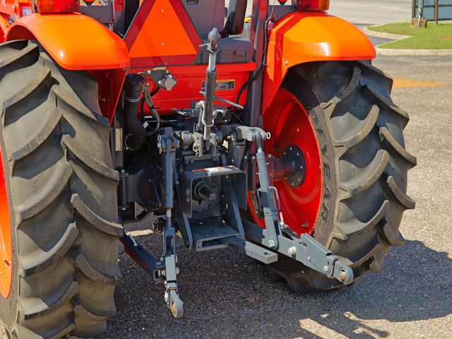 Image of Kubota M7060 equipment image 4