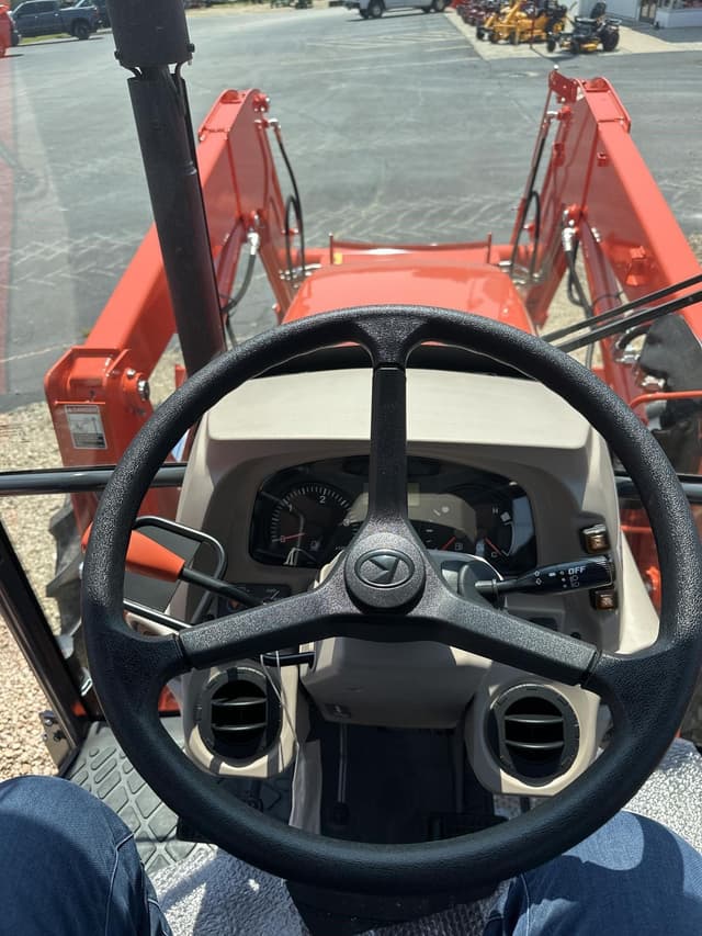 Image of Kubota M7060 equipment image 3