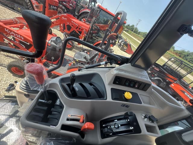 Image of Kubota M7060 equipment image 4