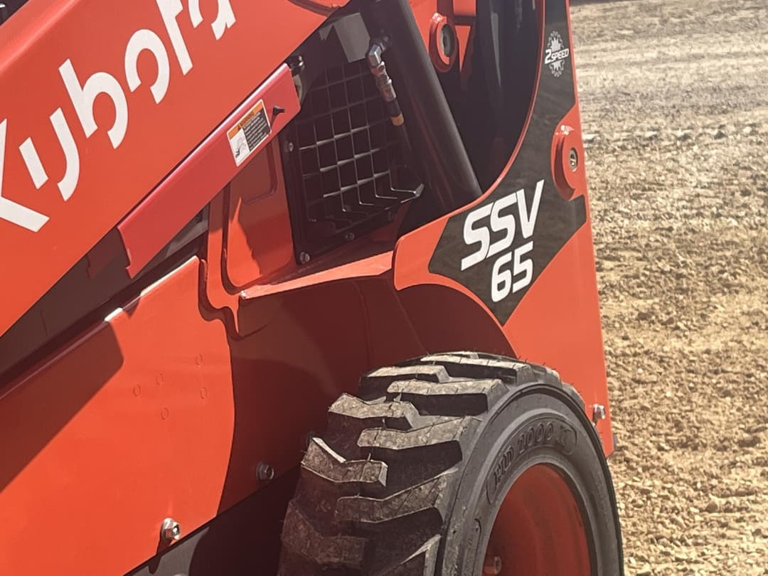 Image of Kubota SSV65HRC Image 1