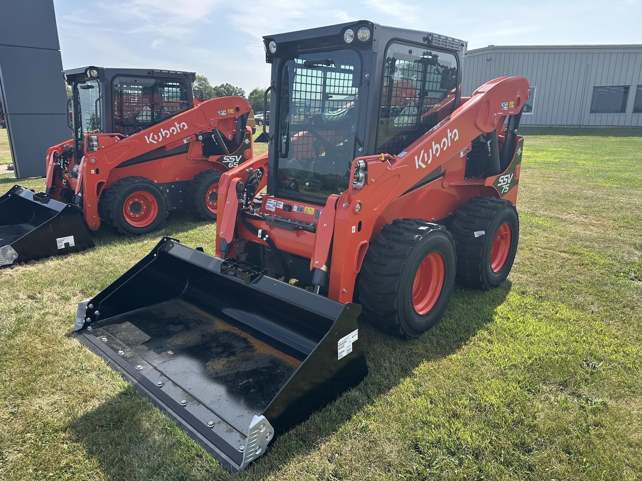 2026 Kubota SSV75 Equipment Image0