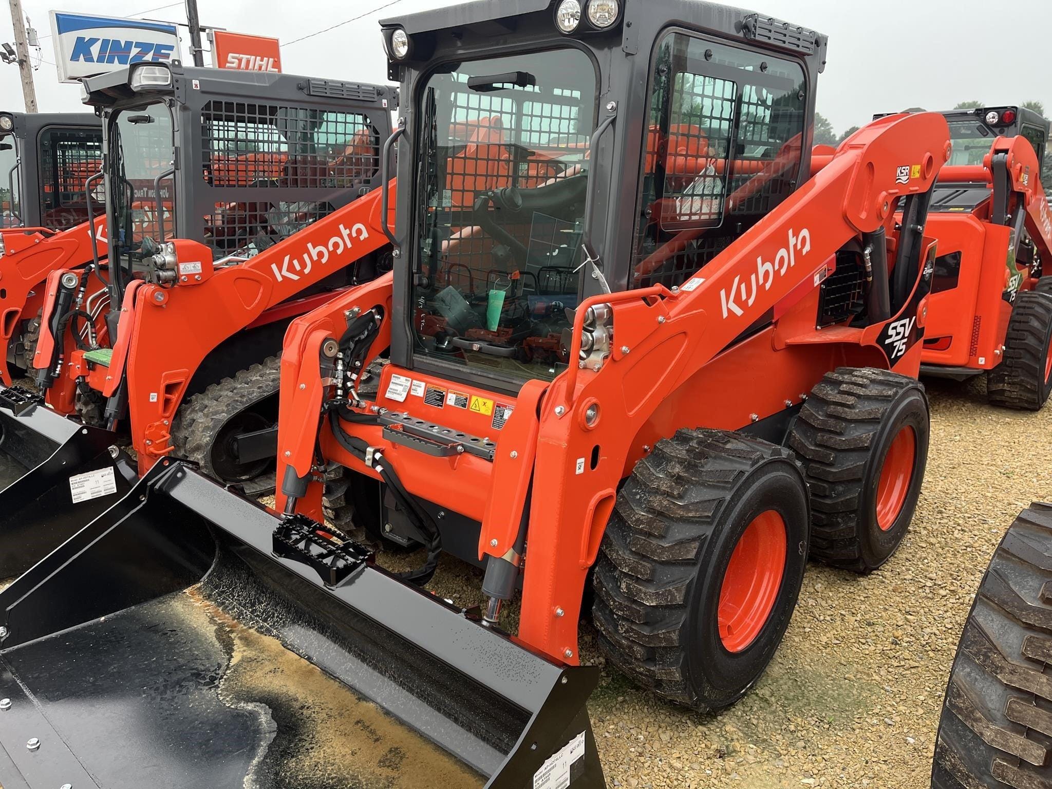 2026 Kubota SSV75 Equipment Image0