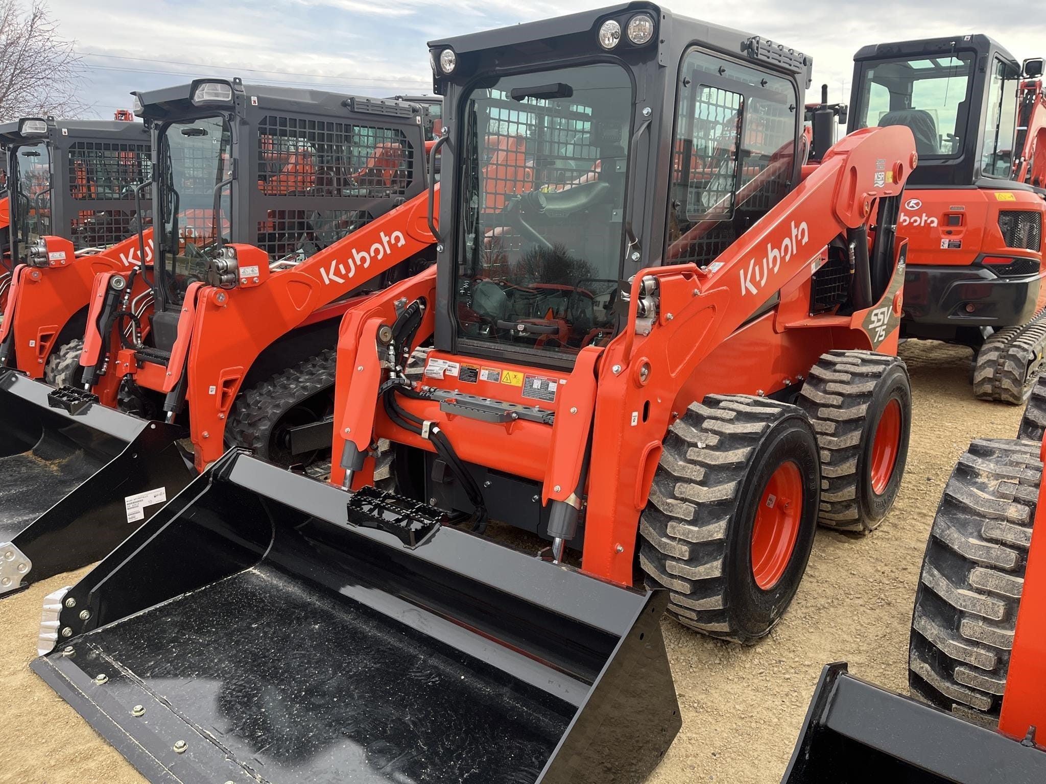 2026 Kubota SSV75 Equipment Image0