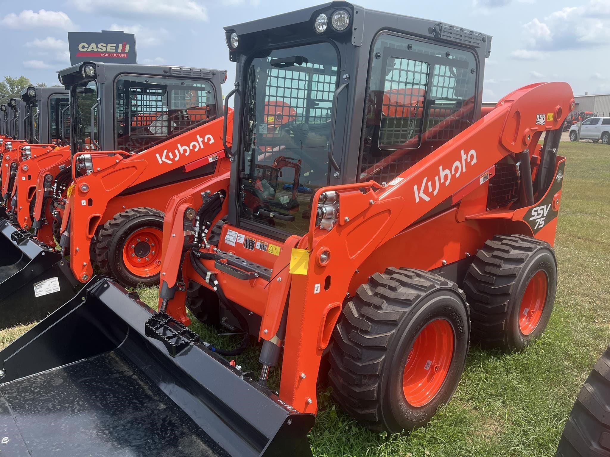 2026 Kubota SSV75 Equipment Image0