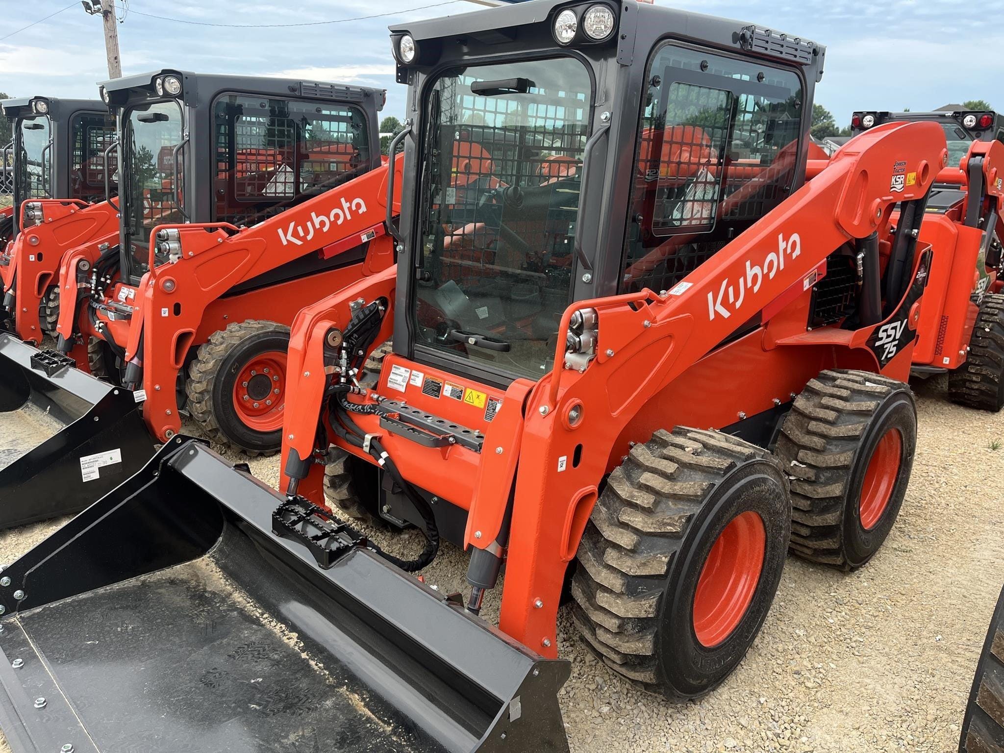 2026 Kubota SSV75 Equipment Image0