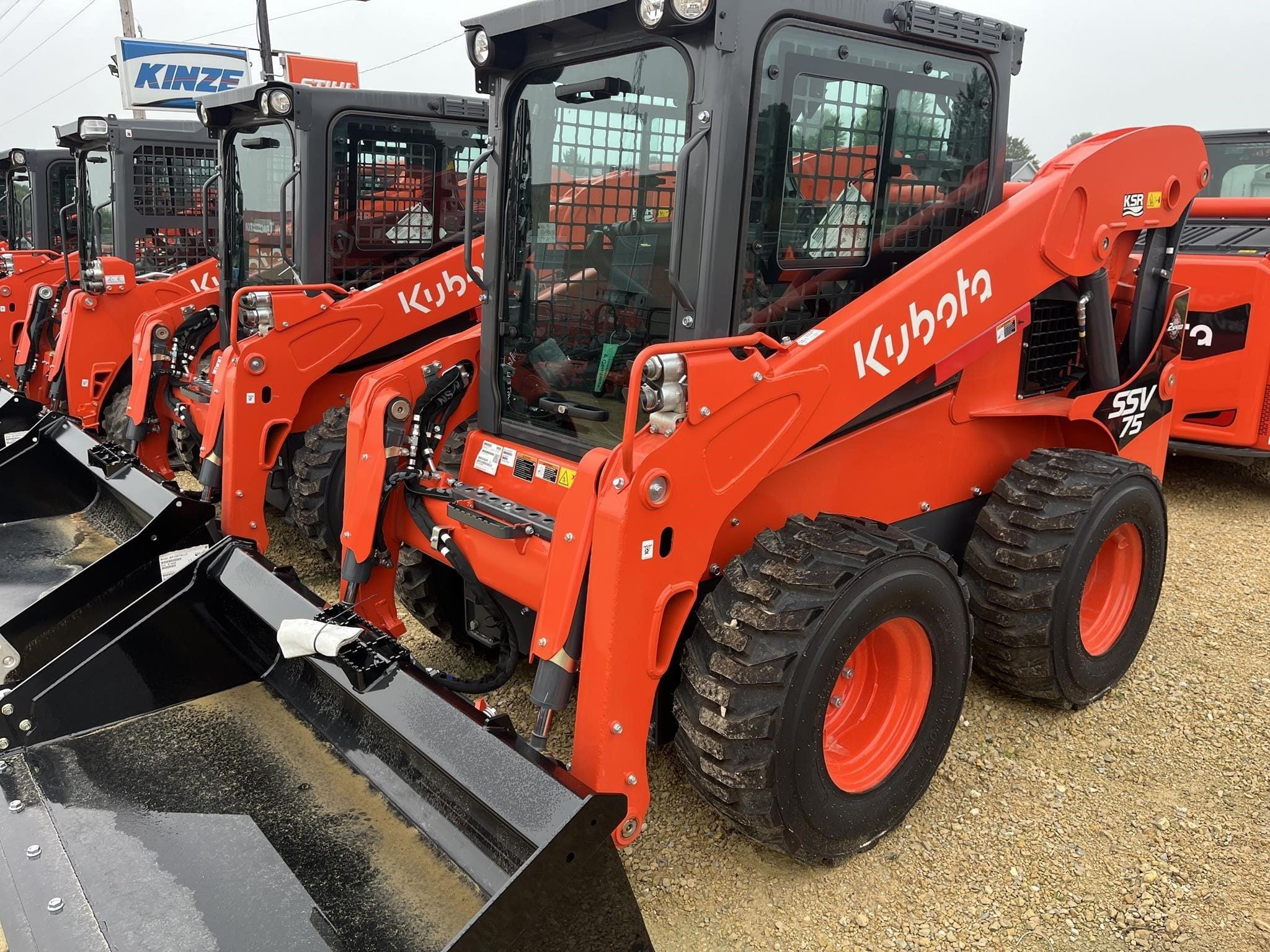 2026 Kubota SSV75 Equipment Image0