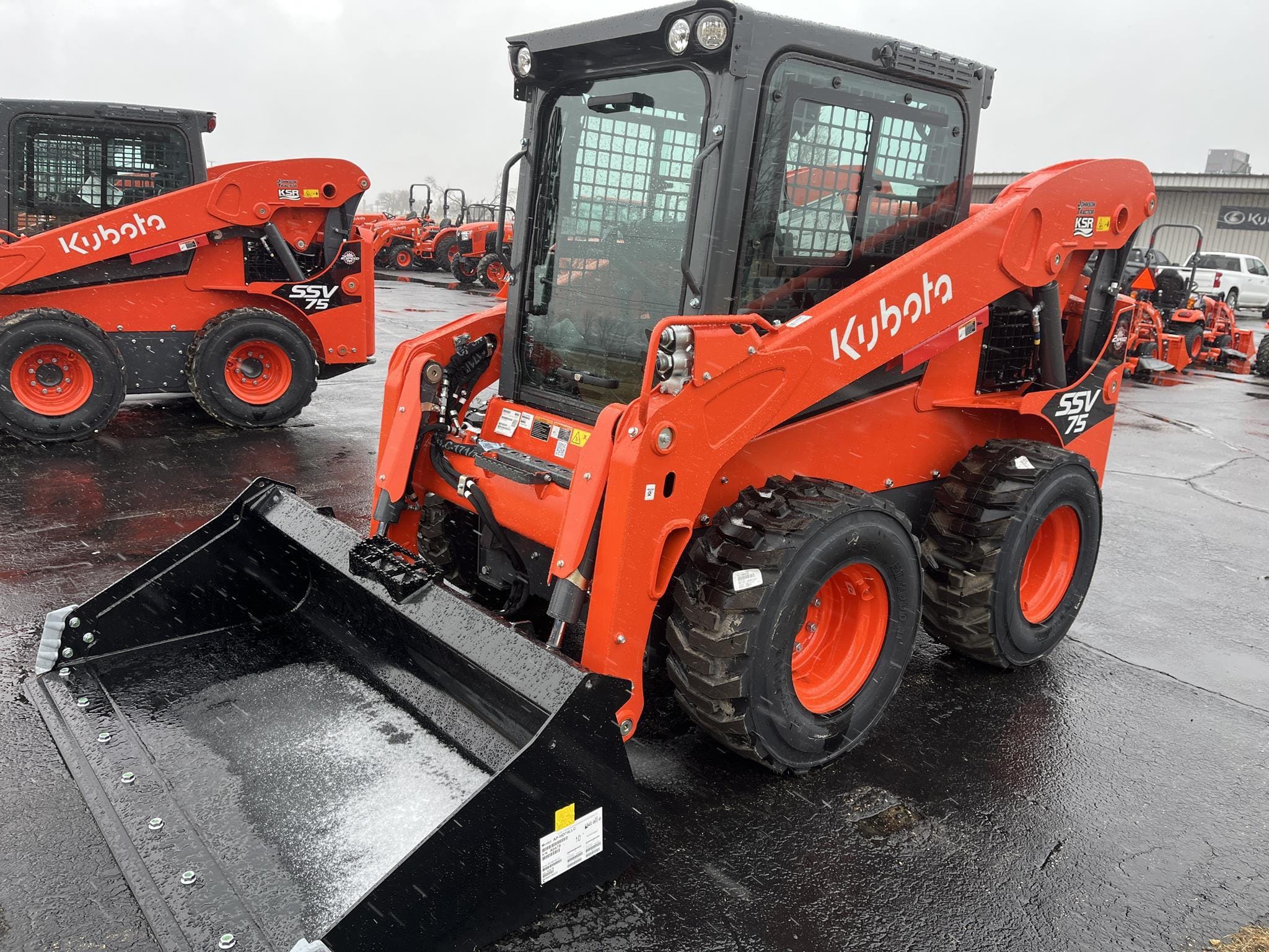 2026 Kubota SSV75PHRC Equipment Image0
