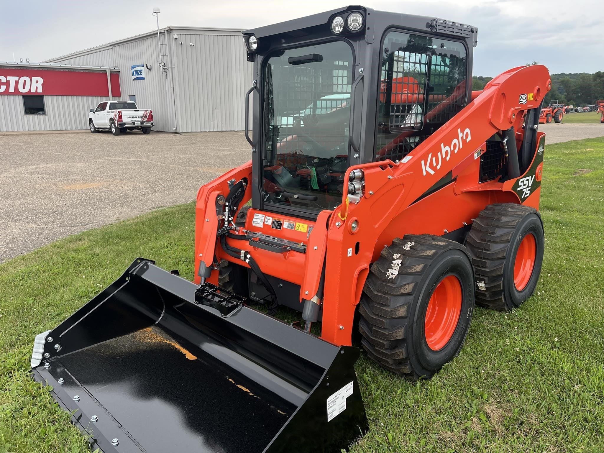 2026 Kubota SSV75 Equipment Image0