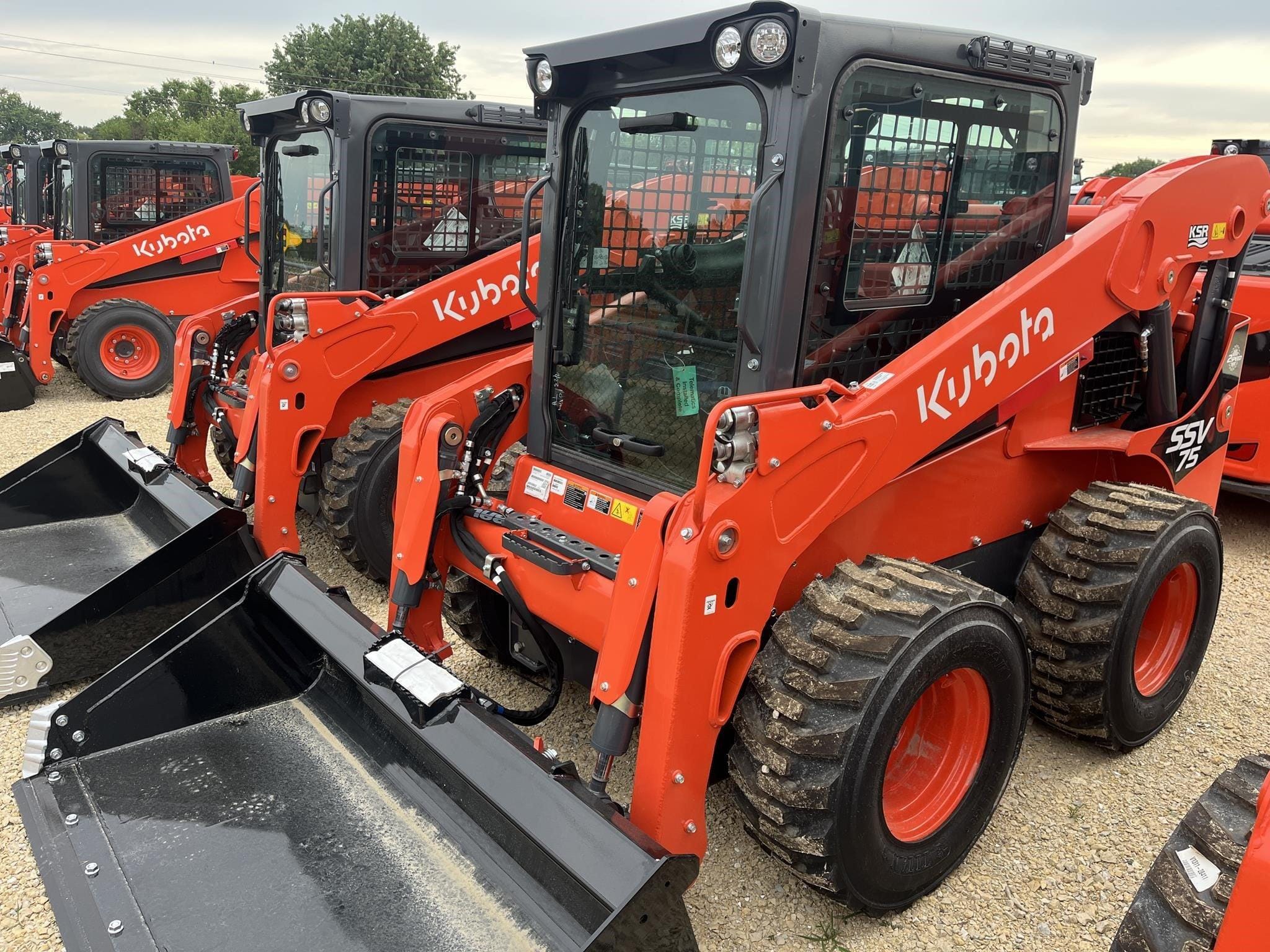 2026 Kubota SSV75 Equipment Image0