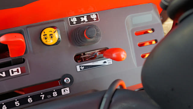 Image of Kubota M62 equipment image 4