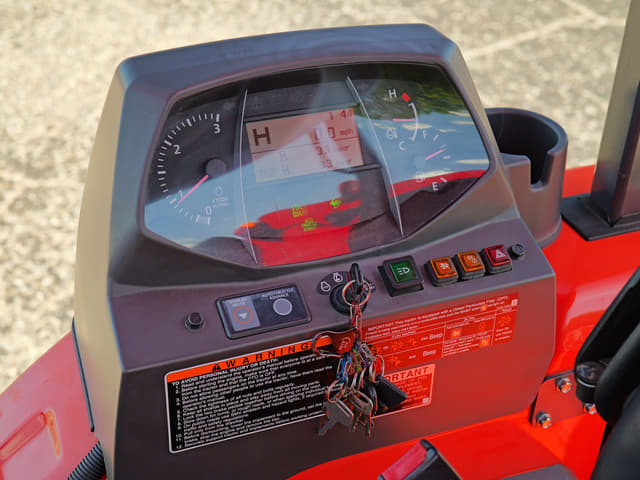 Image of Kubota M62 equipment image 3