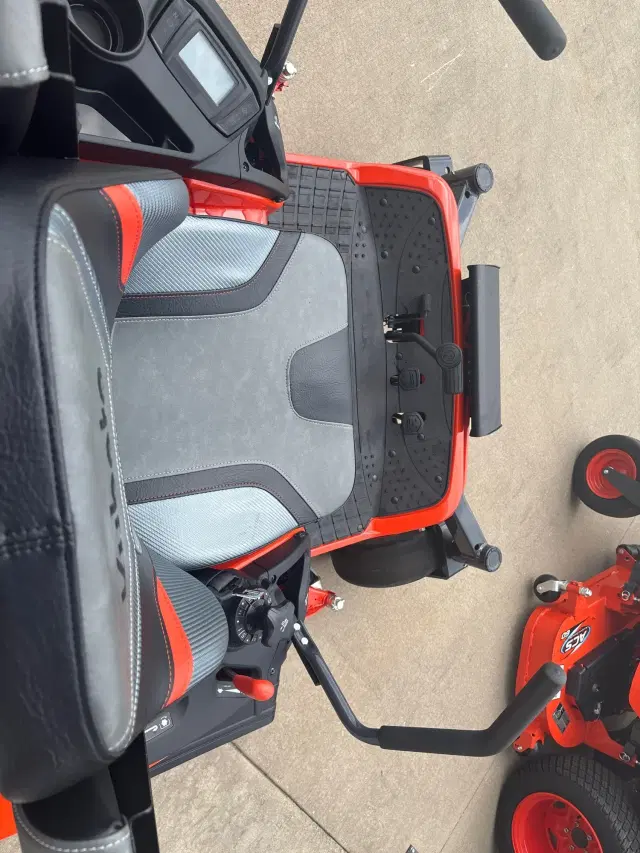 Image of Kubota ZD1211-3-60 equipment image 4