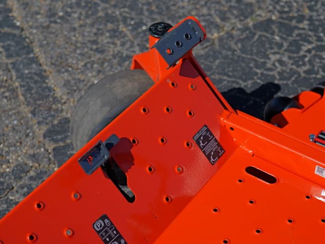 Image of Kubota Z422KWTNC-60 equipment image 4