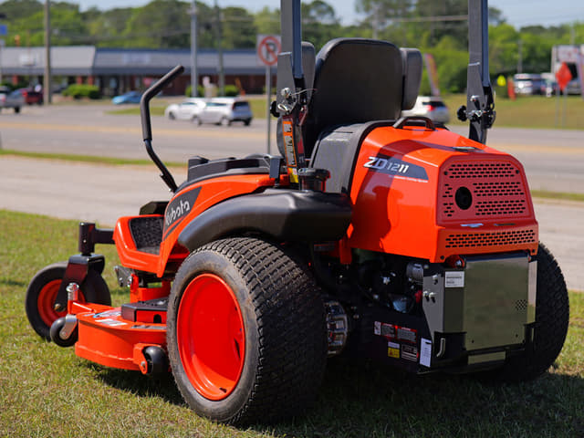 Image of Kubota ZD1211-3-60 equipment image 2