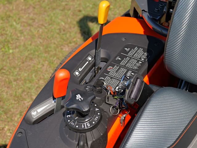 Image of Kubota ZD1211-3-60 equipment image 4