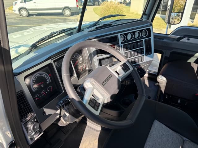 Image of Mack PI64T equipment image 1