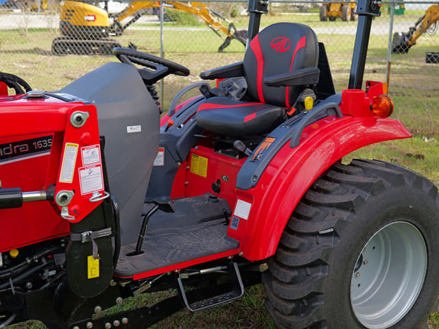 Image of Mahindra 1635 HST equipment image 4