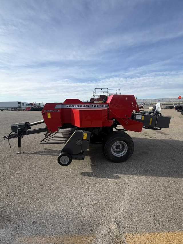 Image of Massey Ferguson 1842 equipment image 2