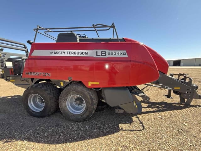 Image of Massey Ferguson LB2234XD equipment image 4