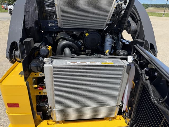 Image of New Holland C332 equipment image 4