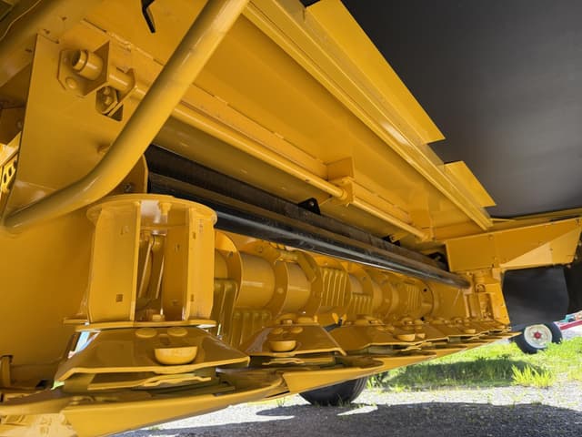 Image of New Holland 210 equipment image 3