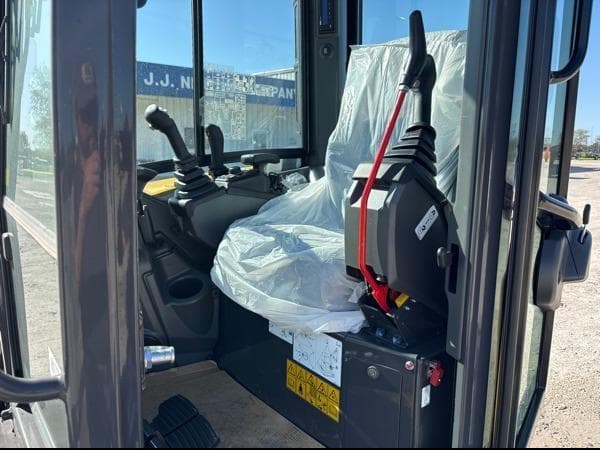 Image of New Holland E50D equipment image 4