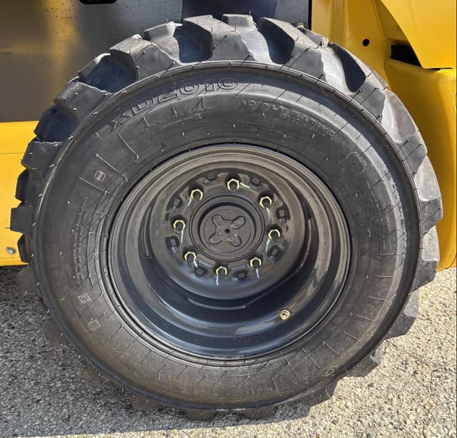 Image of New Holland L320 equipment image 3