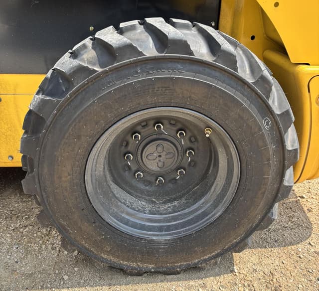 Image of New Holland L320 equipment image 3