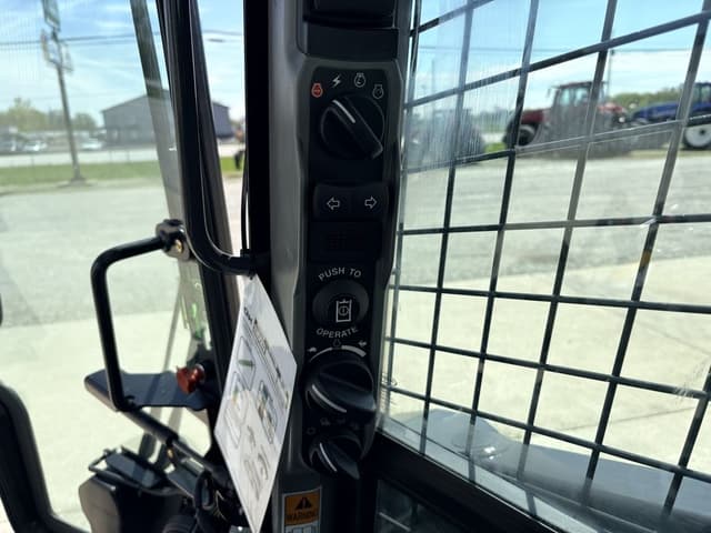 Image of New Holland L320 equipment image 3