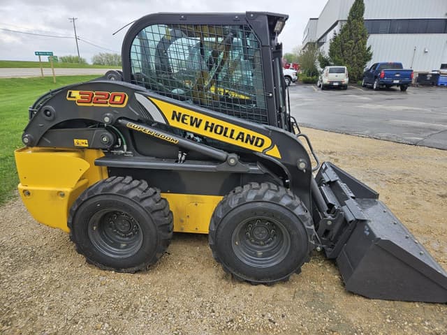 Image of New Holland L320 equipment image 3