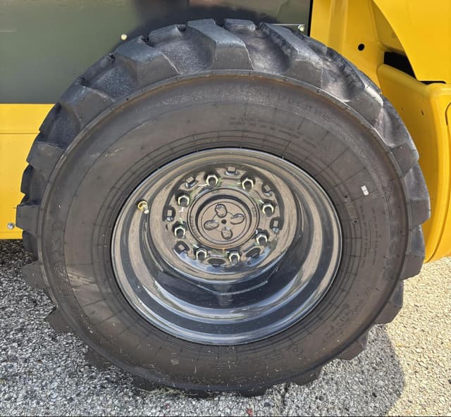 Image of New Holland L320 equipment image 3