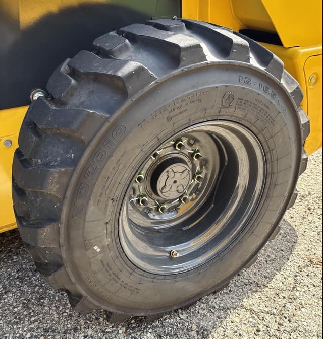 Image of New Holland L328 equipment image 3