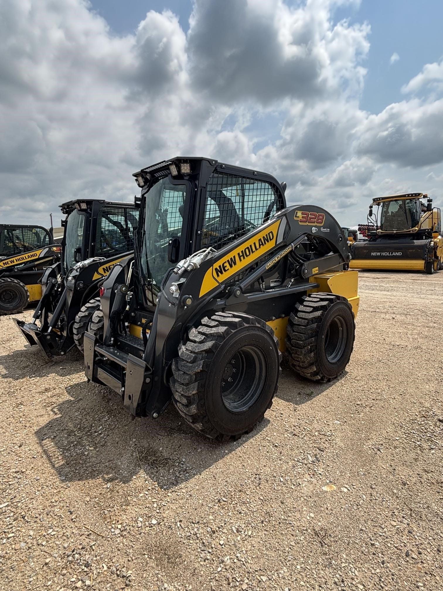 2026 New Holland L328 Equipment Image0