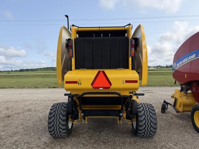 Image of New Holland RB451 CropCutter equipment image 4