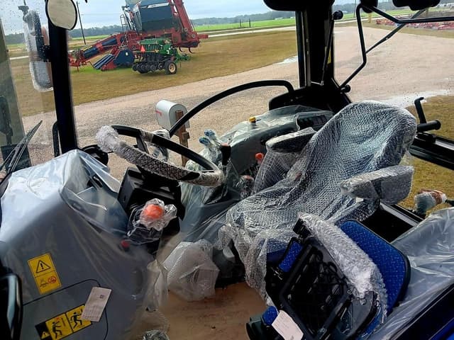 Image of New Holland Workmaster 120 equipment image 2
