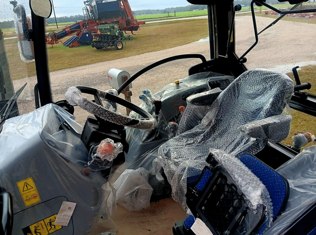 Image of New Holland Workmaster 120 equipment image 2