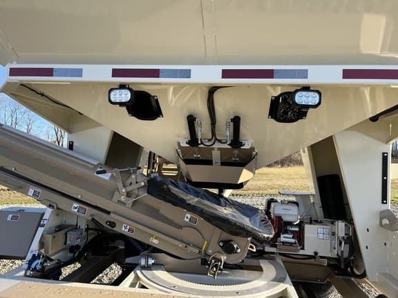 Image of Unverferth Seed Runner 3755XL equipment image 2