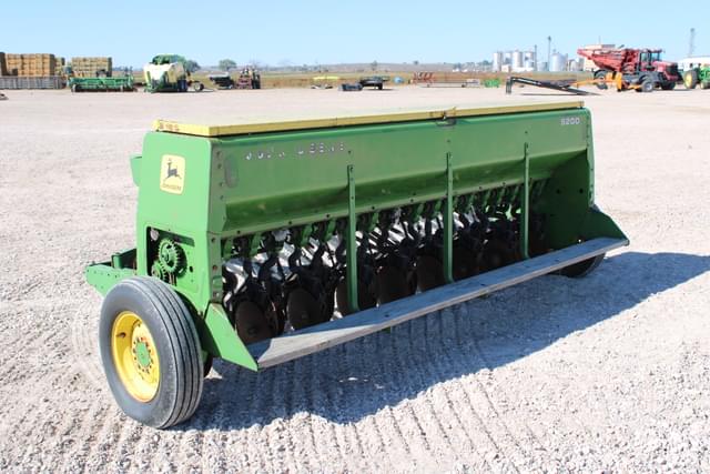 Image of John Deere 8200 equipment image 1