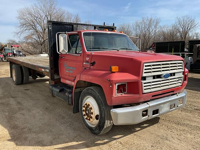 Image of Ford F-700 equipment image 2