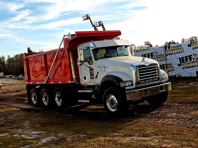 Image of Mack Granite GU713 equipment image 2