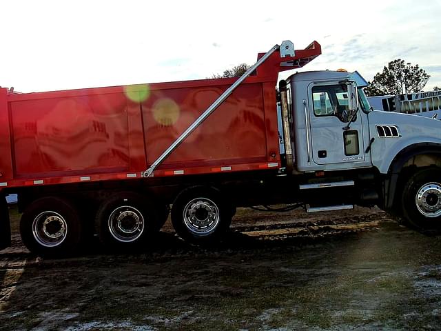 Image of Mack Granite GU713 equipment image 3