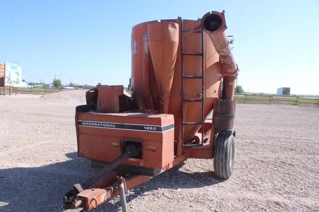 Image of International Harvester 1250 equipment image 2