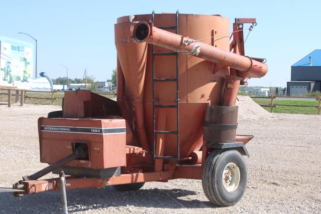 Image of International Harvester 1250 equipment image 1
