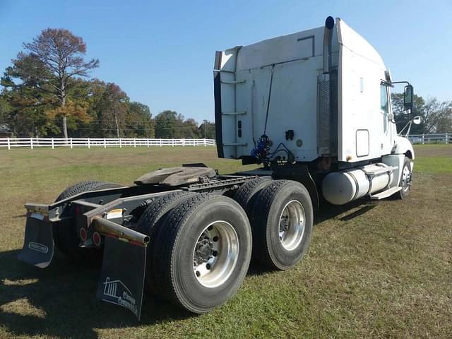 Image of Freightliner Columbia equipment image 2